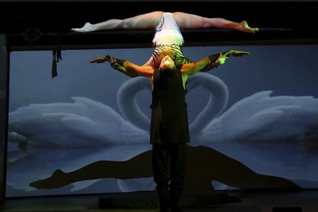 Performer con mani