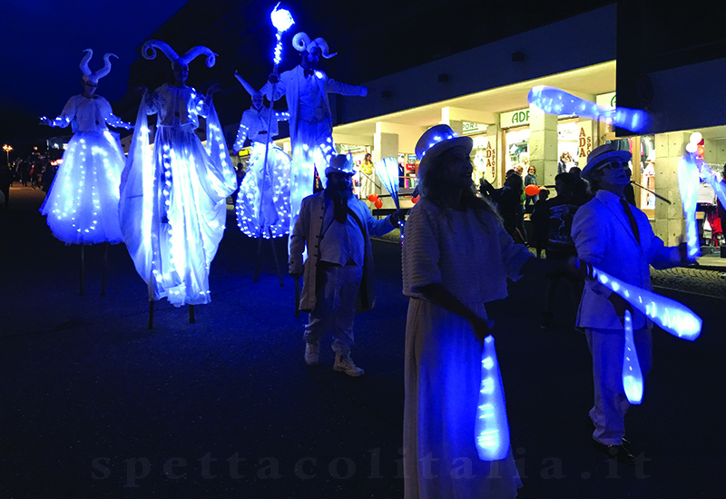 Alti e bassi parade artisti di strada