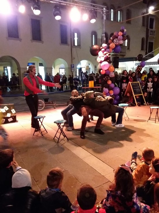 Animatore equilibrista Animatore equilibrista per feste di piazza