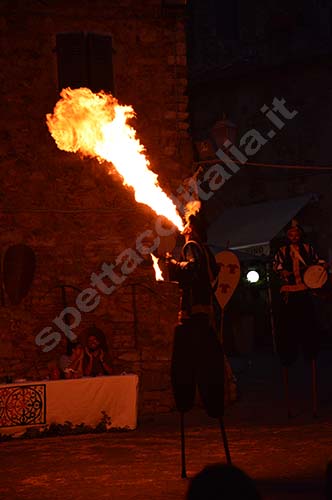 Artisti medievali Artisti medievali sputa fuoco