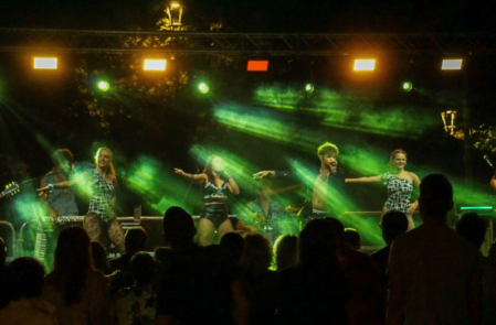 Cover band show dance