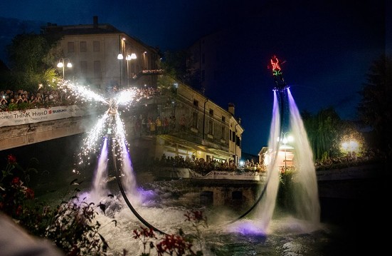 Fly board con fuochi artificiali Fly board con fuochi artificiali