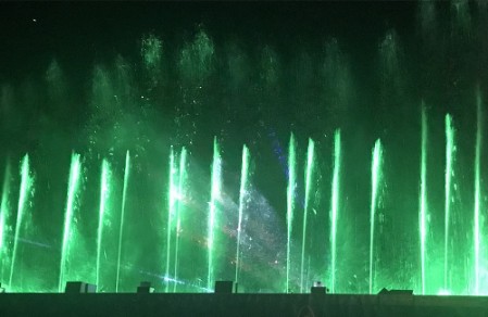 Fontane danzanti con fuoco e laser