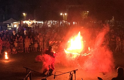 Artisti del fuoco per spettacolo medievale Artisti del fuoco con torce