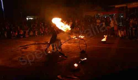 Giocoleria fuoco Giocoleria con attrezzi infuocati