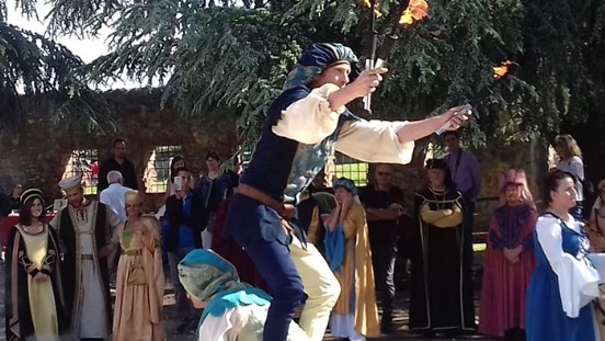 Giocoliere giullare medievale
