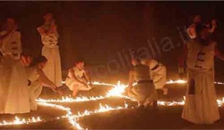 Giocolieri di strada Giocolieri di strada con il fuoco