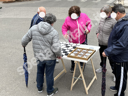 I giochi di una volta per famiglie e bambini e nonni I giochi di una volta per famiglie e bambini