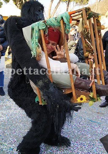 La ragazza con il gorilla itinerante