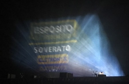 Proiezioni laser su acqua