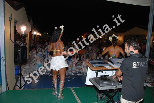 schiuma party con ballerine e dj schiuma party con ballerine e dj