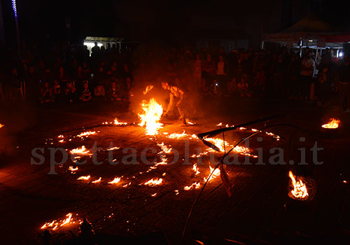 Spettacolo di fuoco in piazza Spettacolo di fuoco in piazza
