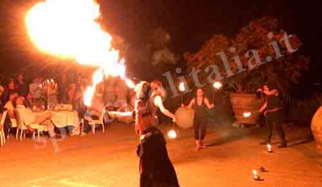 Sputa fuoco Ragazza sputa fuoco