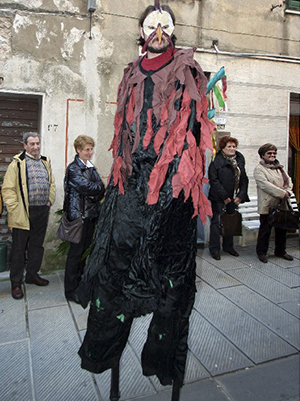 Trampoliere vestito da gallo gigante