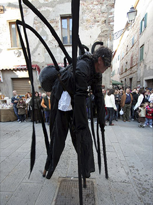Trampoliere vestito da ragno gigante
