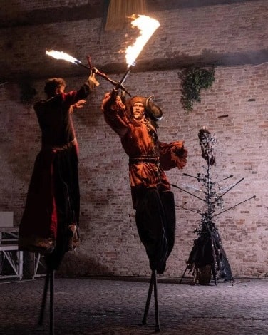 Trampolieri medievali con fuoco Trampolieri medievali con fuoco