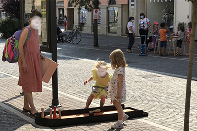 Giochi di legno in piazza per bambini Giochi in strada per bambini