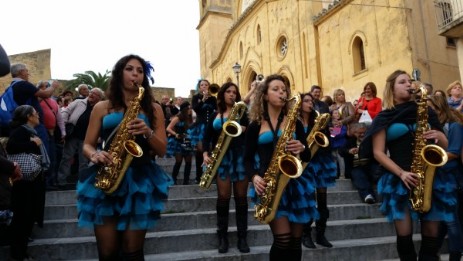 Street band di fiati con ragazze Street band di fiati con ragazze