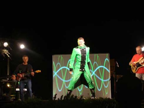 Mt live performer